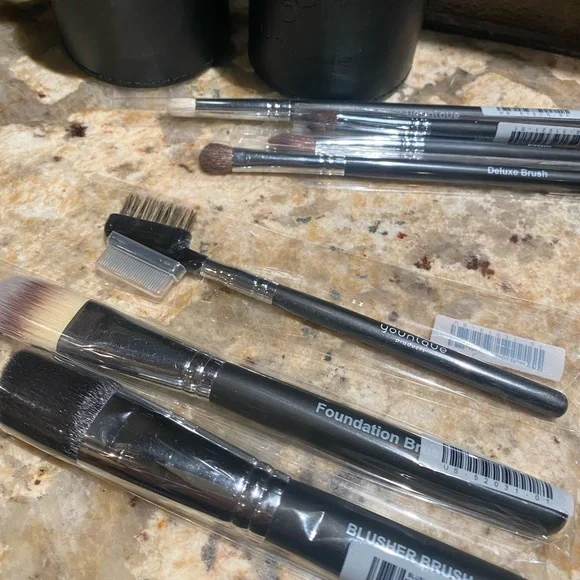 Younique brush set